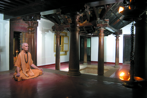 Meditation einer Buddhistin im Kalari Kovilakom Ayurveda Healing Palast in Kerala. Ein fantastisch renovierter Maharadscha-Palast, der keralischen cgh earth group, die zu Indiens Hotel-Ökopionieren gehört.                