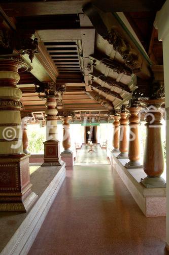 Der Durchgang zwischen den Maharadscha-Palast-Flügeln im Kalari Kovilakom in Kerala, das eines der führenden Ayurveda-Center mit nur 12 Suiten beherrbergt. 