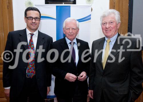 (C)fotodienst/Anna Rauchenberger -  Wien, am 01.03.2010 - Großflächige Krebsprävention geört zu den bedeutendsten Themen aktueller Gesundheitspolitik. Im Fall der Gebärmutterhalskrebsvorsorge haben nahezu alle EU Länder mit einer Kombination aus HPV-Impfung und Vorsorgeuntersuchung bereits eine umfassende Präventionsstrategie für junge Frauen eingeleitet. Heute wurden im Rahmen einer Pressekonferenz und eines Symposiums wichtige Forschungsergebnisse und deren praktische Umsetzung präsentiert. FOTO v.l.: Prof. Paolo Bonanni, Universität Florenz, Public Health Department, Berater  des ECDC, Prof. Harald zur Hausen, Medizin-Nobelpreisträgr 2008 für die Entdeckung des Zusammenhangs zwischen HPV und Krebs,  Univ. Prof. Dr. Sepp Leodolter, Gesellschaft der Ärzte, Leiter der Abteilung für Allgemeine Gynäkologie und gynäkologische Onkologie an der medizinischen Universität Wien