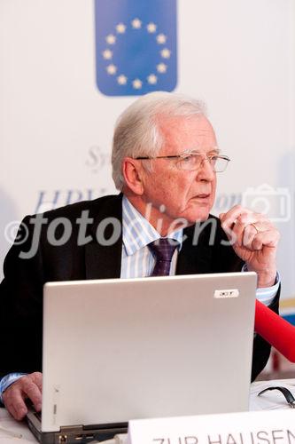 (C)fotodienst/Anna Rauchenberger -  Wien, am 01.03.2010 - Großflächige Krebsprävention geört zu den bedeutendsten Themen aktueller Gesundheitspolitik. Im Fall der Gebärmutterhalskrebsvorsorge haben nahezu alle EU Länder mit einer Kombination aus HPV-Impfung und Vorsorgeuntersuchung bereits eine umfassende Präventionsstrategie für junge Frauen eingeleitet. Heute wurden im Rahmen einer Pressekonferenz und eines Symposiums wichtige Forschungsergebnisse und deren praktische Umsetzung präsentiert. FOTO:  Prof. Harald zur Hausen, Medizin-Nobelpreisträgr 2008 für die Entdeckung des Zusammenhangs zwischen HPV und Krebs