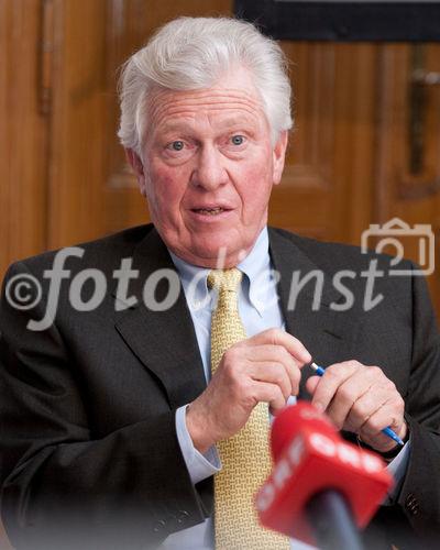 (C)fotodienst/Anna Rauchenberger -  Wien, am 01.03.2010 - Großflächige Krebsprävention geört zu den bedeutendsten Themen aktueller Gesundheitspolitik. Im Fall der Gebärmutterhalskrebsvorsorge haben nahezu alle EU Länder mit einer Kombination aus HPV-Impfung und Vorsorgeuntersuchung bereits eine umfassende Präventionsstrategie für junge Frauen eingeleitet. Heute wurden im Rahmen einer Pressekonferenz und eines Symposiums wichtige Forschungsergebnisse und deren praktische Umsetzung präsentiert. FOTO: Univ. Prof. Dr. Sepp Leodolter, Gesellschaft der Ärzte, Leiter der Abteilung für Allgemeine Gynäkologie und gynäkologische Onkologie an der medizinischen Universität Wien