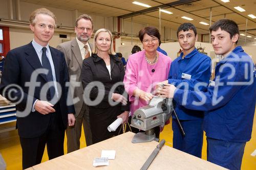 (c) fotodienst / Anna Rauchenberger - Wien, am 25.02.2010 -  Das Angebot an qualifizierten Fachkräften ist für Österreich ein wesentlicher Standortfaktor. Jugend am Werk und die Kapsch Gruppe eröffen eine neue Lehrwerkstätte in der Wiener Gutheil-Schoder-Gasse. Hier werden rund 130 überbetriebliche Lehrplätze  zur Verfügung gestellt. Die Kapsch Gruppe bildet hier ihre 60 betriebseigenen Lehrlinge aus sowie weitere 260 Jugendliche im Rahmen von Aufträgen des AMS Wien und Kooperationen mit anderen Ausbildungsstätten. FOTO v.l.: Georg Kapsch, Vorstand Kapsch Gruppe, Walter Schaffraneck, Geschäftsführer Jugend am Werk, Inge Friehs, Stv. Geschäftsführerin AMS Wien, Renate Brauner, Vizebürgermeisterin und Wirtschaftsstadträtin Wien, Lehrlinge