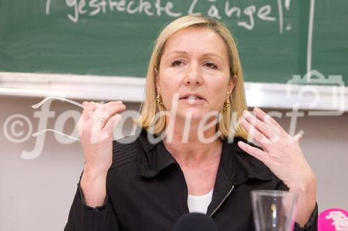 (c) fotodienst / Anna Rauchenberger - Wien, am 25.02.2010 - Das Angebot an qualifizierten Fachkräften ist für Österreich ein wesentlicher Standortfaktor. Jugend am Werk und die Kapsch Gruppe eröffen eine neue Lehrwerkstätte in der Wiener Gutheil-Schoder-Gasse. Hier werden rund 130 überbetriebliche Lehrplätze zur Verfügung gestellt. Die Kapsch Gruppe bildet hier ihre 60 betriebseigenen Lehrlinge aus sowie weitere 260 Jugendliche im Rahmen von Aufträgen des AMS Wien und Kooperationen mit anderen Ausbildungsstätten. FOTO: Inge Friehs, Stv. Geschäftsführerin AMS Wien