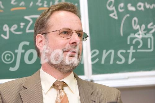 (c) fotodienst / Anna Rauchenberger - Wien, am 25.02.2010 - Das Angebot an qualifizierten Fachkräften ist für Österreich ein wesentlicher Standortfaktor. Jugend am Werk und die Kapsch Gruppe eröffen eine neue Lehrwerkstätte in der Wiener Gutheil-Schoder-Gasse. Hier werden rund 130 überbetriebliche Lehrplätze zur Verfügung gestellt. Die Kapsch Gruppe bildet hier ihre 60 betriebseigenen Lehrlinge aus sowie weitere 260 Jugendliche im Rahmen von Aufträgen des AMS Wien und Kooperationen mit anderen Ausbildungsstätten. FOTO: Walter Schaffraneck, Geschäftsführer Jugend am Werk