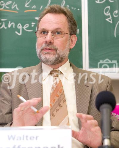 (c) fotodienst / Anna Rauchenberger - Wien, am 25.02.2010 - Das Angebot an qualifizierten Fachkräften ist für Österreich ein wesentlicher Standortfaktor. Jugend am Werk und die Kapsch Gruppe eröffen eine neue Lehrwerkstätte in der Wiener Gutheil-Schoder-Gasse. Hier werden rund 130 überbetriebliche Lehrplätze zur Verfügung gestellt. Die Kapsch Gruppe bildet hier ihre 60 betriebseigenen Lehrlinge aus sowie weitere 260 Jugendliche im Rahmen von Aufträgen des AMS Wien und Kooperationen mit anderen Ausbildungsstätten. FOTO: Walter Schaffraneck, Geschäftsführer Jugend am Werk