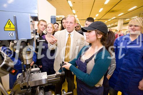 (c) fotodienst / Anna Rauchenberger - Wien, am 25.02.2010 - Das Angebot an qualifizierten Fachkräften ist für Österreich ein wesentlicher Standortfaktor. Jugend am Werk und die Kapsch Gruppe eröffen eine neue Lehrwerkstätte in der Wiener Gutheil-Schoder-Gasse. Hier werden rund 130 überbetriebliche Lehrplätze zur Verfügung gestellt. Die Kapsch Gruppe bildet hier ihre 60 betriebseigenen Lehrlinge aus sowie weitere 260 Jugendliche im Rahmen von Aufträgen des AMS Wien und Kooperationen mit anderen Ausbildungsstätten. FOTO: Ausbildner mit Lehrlingen