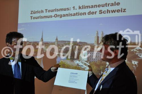 Frank Bumann, Zürich Tourismus Direktor nimmt von Myclimate CEO René Estermann das Zertifikat als erste klimaneutrale Schweizer Tourismusorganisation entgegen. 