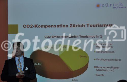 Frank Bumann, Zürich Tourismus Direktor zeigt die CO2-Kompensationsmöglichkeiten der Organisation auf.