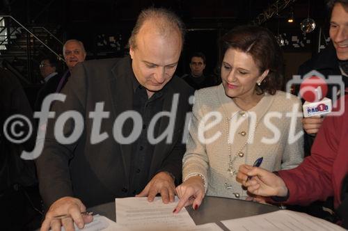 Die beiden FDP-Parlamentarier und Nationalräte Filippo Leutenegger und Doris Fiala unterzeichnen die Volksaktie für das neue Fussballstadion im Zürcher Kanzlei Zentrum.