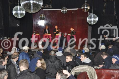 Das Kanzleizentrum ist voll mit Fans der FCZ-Südkurve, die ihre Kritik an der geplanten Volksaktie den Politikern und Präsidenten der beiden Zürcher Stadtclubs vortragen.