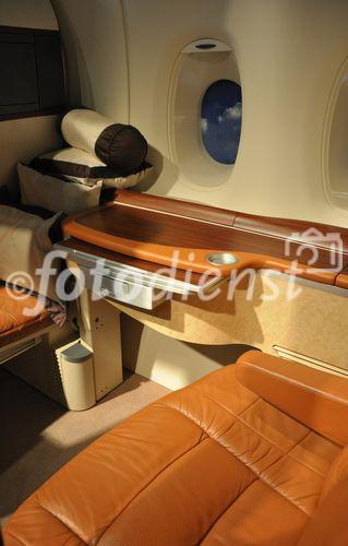 Ein Publikumsmagnet an der Fespo Ferienmesse in Zürich: Die Business-Class Sitzkonfiguration und Innenausstattung der First Class Kabinen des Airbus A-380, der ab 28. März von Zürich nach Singapore fliegt. 