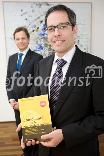 (c) fotodienst / Anna Rauchenberger - Wien, am 19.01.2010 - Heute präsentierte der Verlag LexisNexis das neue Buch'Compliance in der Unternehmenspraxis' in den Räumlichkeiten der Anwaltskanzlei Binder Grösswang. FOTO v.l.: Mag. Michael Ahammer, Wirtschaftsprüfer und Steuerberater, Partner der KPMG, Dr. iur. Johannes Barbist, M.A., Partner bei Binder Grösswang Rechtsanwälte