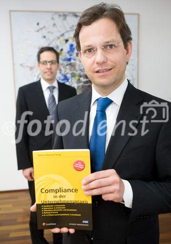 (c) fotodienst / Anna Rauchenberger - Wien, am 19.01.2010 - Heute präsentierte der Verlag LexisNexis das neue Buch'Compliance in der Unternehmenspraxis' in den Räumlichkeiten der Anwaltskanzlei Binder Grösswang. FOTO v.l.: Dr. iur. Johannes Barbist, M.A., Partner bei Binder Grösswang Rechtsanwälte, Mag. Michael Ahammer, Wirtschaftsprüfer und Steuerberater, Partner der KPMG, beide Herausgeber des Buches