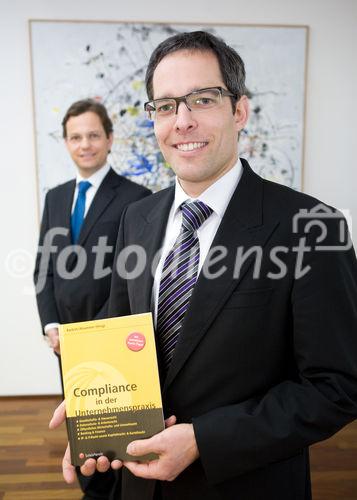 (c) fotodienst / Anna Rauchenberger - Wien, am 19.01.2010 - Heute präsentierte der Verlag LexisNexis das neue Buch'Compliance in der Unternehmenspraxis' in den Räumlichkeiten der Anwaltskanzlei Binder Grösswang. FOTO v.l.: Mag. Michael Ahammer, Wirtschaftsprüfer und Steuerberater, Partner der KPMG, Dr. iur. Johannes Barbist, M.A., Partner bei Binder Grösswang Rechtsanwälte