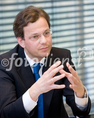 (c) fotodienst / Anna Rauchenberger - Wien, am 19.01.2010 - Heute präsentierte der Verlag LexisNexis das neue Buch'Compliance in der Unternehmenspraxis' in den Räumlichkeiten der Anwaltskanzlei Binder Grösswang. FOTO: Mag. Michael Ahammer, Wirtschaftsprüfer und Steuerberater, Partner der KPMG, Herausgeber