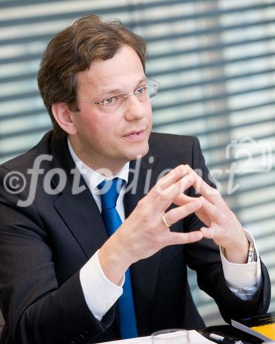 (c) fotodienst / Anna Rauchenberger - Wien, am 19.01.2010 - Heute präsentierte der Verlag LexisNexis das neue Buch'Compliance in der Unternehmenspraxis' in den Räumlichkeiten der Anwaltskanzlei Binder Grösswang. FOTO: Mag. Michael Ahammer, Wirtschaftsprüfer und Steuerberater, Partner der KPMG, Herausgeber