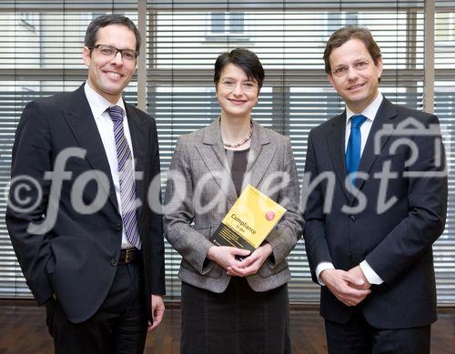 (c) fotodienst / Anna Rauchenberger - Wien, am 19.01.2010 - Heute präsentierte der Verlag LexisNexis das neue Buch'Compliance in der Unternehmenspraxis' in den Räumlichkeiten der Anwaltskanzlei Binder Grösswang. FOTO v.l.: Dr. iur. Johannes Barbist, M.A., Partner bei Binder Grösswang Rechtsanwälte, Dr. Gerit Kandutsch, Verlagsleiterin LexisNexis, Mag. Michael Ahammer, Wirtschaftsprüfer und Steuerberater, Partner der KPMG.