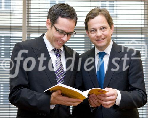 (c) fotodienst / Anna Rauchenberger - Wien, am 19.01.2010 - Heute präsentierte der Verlag LexisNexis das neue Buch'Compliance in der Unternehmenspraxis' in den Räumlichkeiten der Anwaltskanzlei Binder Grösswang. FOTO v.l.: Dr. iur. Johannes Barbist, M.A., Partner bei Binder Grösswang Rechtsanwälte, Mag. Michael Ahammer, Wirtschaftsprüfer und Steuerberater, Partner der KPMG, beide Herausgeber des Buches