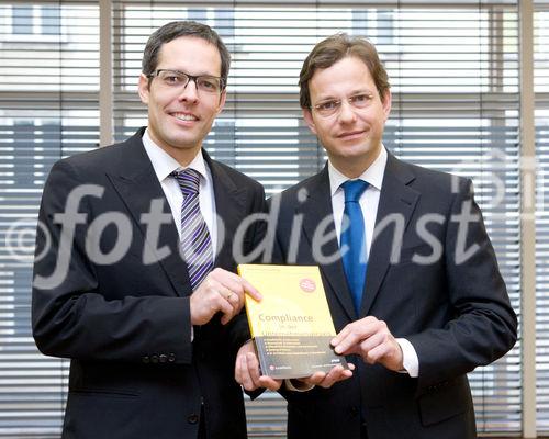 (c) fotodienst / Anna Rauchenberger - Wien, am 19.01.2010 - Heute präsentierte der Verlag LexisNexis das neue Buch'Compliance in der Unternehmenspraxis' in den Räumlichkeiten der Anwaltskanzlei Binder Grösswang. FOTO v.l.: Dr. iur. Johannes Barbist, M.A., Partner bei Binder Grösswang Rechtsanwälte, Mag. Michael Ahammer, Wirtschaftsprüfer und Steuerberater, Partner der KPMG, beide Herausgeber des Buches