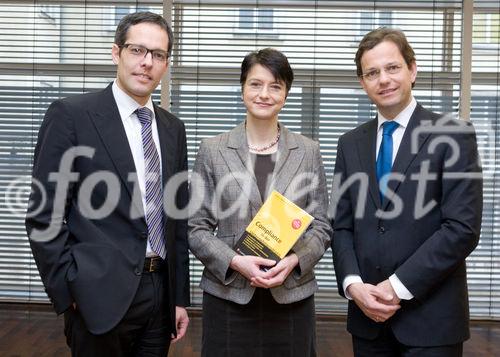 (c) fotodienst / Anna Rauchenberger - Wien, am 19.01.2010 - Heute präsentierte der Verlag LexisNexis das neue Buch'Compliance in der Unternehmenspraxis' in den Räumlichkeiten der Anwaltskanzlei Binder Grösswang. FOTO v.l.: Dr. iur. Johannes Barbist, M.A., Partner bei Binder Grösswang Rechtsanwälte, Dr. Gerit Kandutsch, Verlagsleiterin LexisNexis, Mag. Michael Ahammer, Wirtschaftsprüfer und Steuerberater, Partner der KPMG.