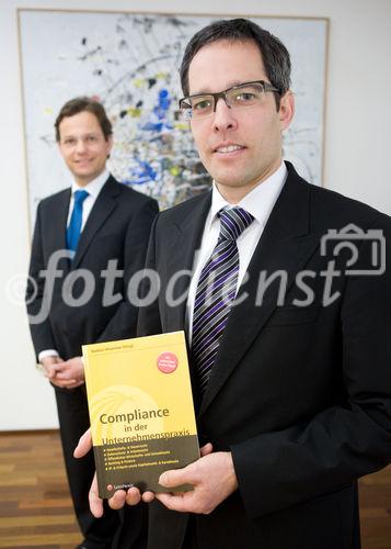 (c) fotodienst / Anna Rauchenberger - Wien, am 19.01.2010 - Heute präsentierte der Verlag LexisNexis das neue Buch'Compliance in der Unternehmenspraxis' in den Räumlichkeiten der Anwaltskanzlei Binder Grösswang. FOTO v.l.: Mag. Michael Ahammer, Wirtschaftsprüfer und Steuerberater, Partner der KPMG, Dr. iur. Johannes Barbist, M.A., Partner bei Binder Grösswang Rechtsanwälte