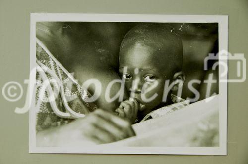 Die hohe Kindersterblichkeit in Afrika ist eine Tragödie. Nicht nur mangelnde Ernährung und Hygiene, auch die Malaria tötet täglich hunderte von Kindern. Senegalesischer Säugling an der Brust seiner Mutter in M'Bour.