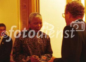 Friedensnobelpreisträger Nelson Mandela signiert, als neuer Präsident Südafrikas, im Dolder Hotel in Zürich vor der Schweizer Hochfinanz sein Buch. 