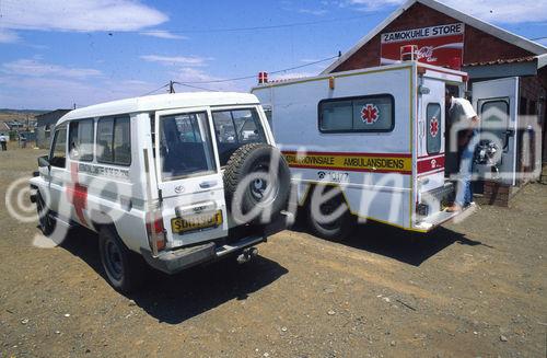 Die Rot Kreuz-Ambulanzen sind im Dauereinsatz um die Opfer des südafrikanischen Bürgerkriegs zwischen ANC- und IFP-Anhängern zu betreuen und bergen.