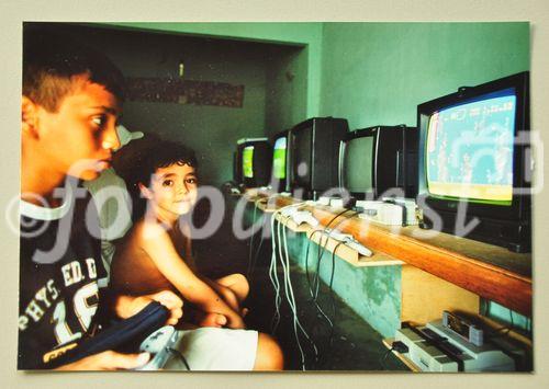 Um die Wette game: Kinder im Favela Messejana in Fortaleza, deren einziges Vergnügen  Computerspiele sind.
