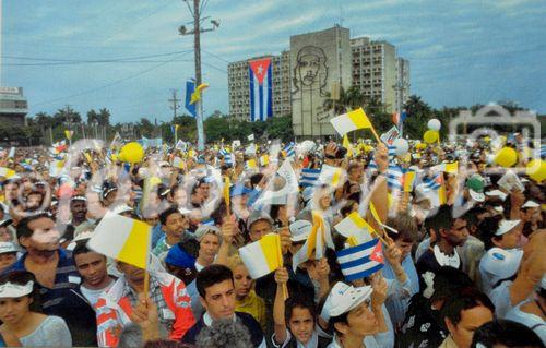 Zehntausende Kubaner begrüßen das katholische Kirchenoberhaupt in Havanna, wo sich der Papst mit Fidel Castro trifft. Doch dieser lässt keine Gnade gegenüber den eingekerkerten Regimekritikern walten und zieht die Repressionsschraube noch stärker an.