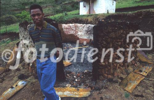 Opfer des südafrikanischen Bürgerkriegs. Er hat den Anschlag auf sein Haus überlebt, aber der Kraal ist bis auf die Grundmauern niedergebrannt.