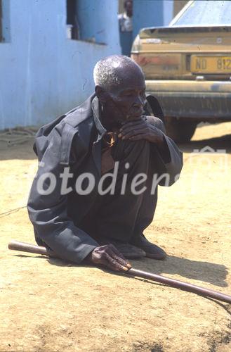 Ein blinder, behinderter, alter Südafrikaner, der als Opfer des Bürgerkriegs zwischen ANC- und IFP-Anhängern im IKRK-Flüchtlingslager gelandet ist. 