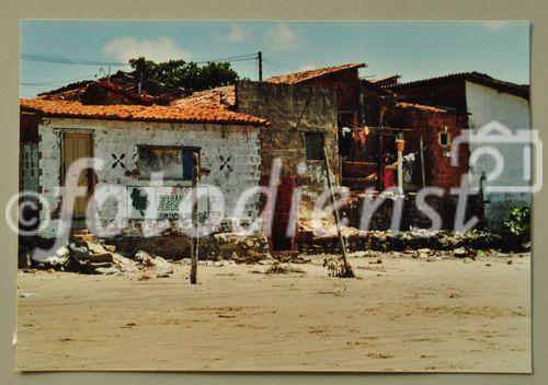 Ein Leben in Armut: Ein Backsteinhaus mit Strandsicht im Armutsviertel Serv Luz im Hafen von Fortalza 