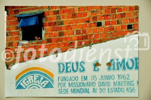 Nur Gott und die Liebe spenden trost in diesem troslosen Leben in den Favelas von Fortaleza