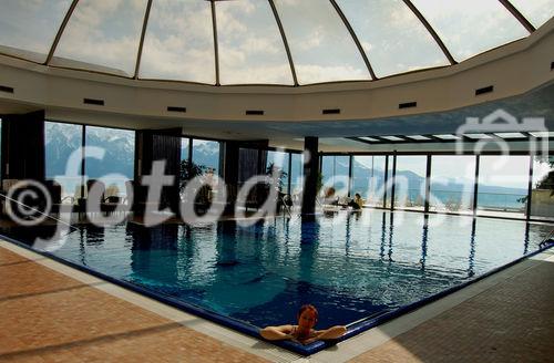 Genfersee; Mont Pélerin; Der grosszügige und mit einer herrlichen Aussicht über den Genfersee gespickte indoor pool im Luxushotel Le Mirador Kempinski 