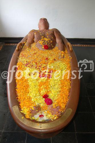 Blütenbad im Kalari Kovilakom, dem führenden Ayurveda Healing Palast in Kerala, India. Flower Bath at the end of each Pancha KArma Kur to close the pores. Am Ende jeder Pancha Karma Kur gibt es ein kaltes Blütenbad, um die Poren zu schliessen. So auch im Ayurveda-Center im Kalari Kovilakom Palast im Süden Indiens in Kerala