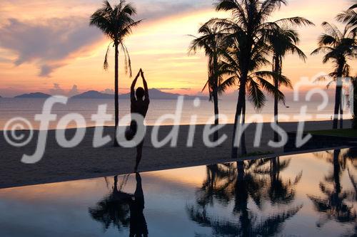 Yoga am Strand des Nam Hai in Hoi An bei Sonnenaufgang vor der privaten Pool Villa 