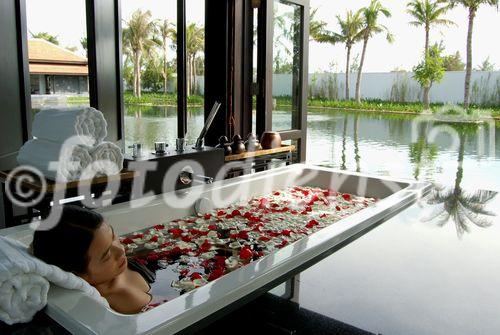 Blütenbad im vietnamesischen Leading Hotel of the world Nam Hai Hoi An Vietnam