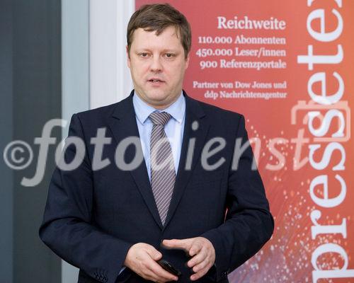 (c) fotodienst / Anna Rauchenberger - Wien, am 09.12.2009 - Gemeinsam mit Dow Jones lud die Nachrichtenagentur pressetext Investor Relations Profis heute, Mittwoch, zur zweiten Präsentation ihres neuen Adhoc-Dienstes. Börsenotierte Unternehmen und Emittenten können seit kurzem Pflichtmitteilungen über pressetext.adhoc verschicken und das völlig kostenfrei. FOTO: Michael Tallai von Dow Jones Newswires aus Frankfurt