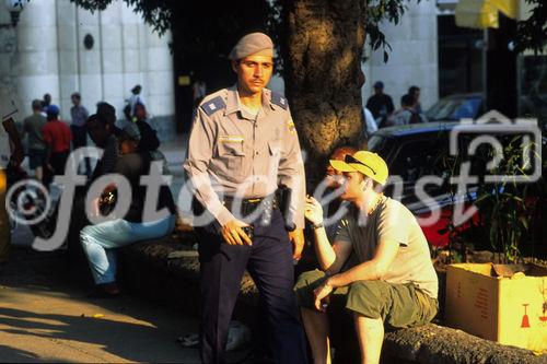  An jeder Ecke in Havanna stehen  mehrere Polizisten, die streng darauf achten, dass die Einheimischen so wenig wie möglich Kontakt mit den Touristen haben. Policemen at every corner in Havanna obeing and  supressing the cuban people
