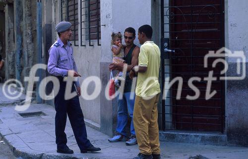 Werkschau Humanität und Nachhaltigkeit von Gerd Michael Müller: An jeder Ecke in Havanna stehen ein oder mehrere Polizisten, die streng darauf achten, dass die Einheimischen so wenig wie möglich Kontakt mit den Touristen haben. Policemen at every corner in Havanna obeing and  supressing the cuban people