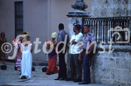 Werkschau Humanität und Nachhaltigkeit von Gerd Michael Müller: An jeder Ecke in Havanna stehen mehrere Polizisten, die streng darauf achten, dass die Einheimischen so wenig wie möglich Kontakt mit den Touristen haben. Policemen at every corner in Havanna obeing and  supressing the cuban people