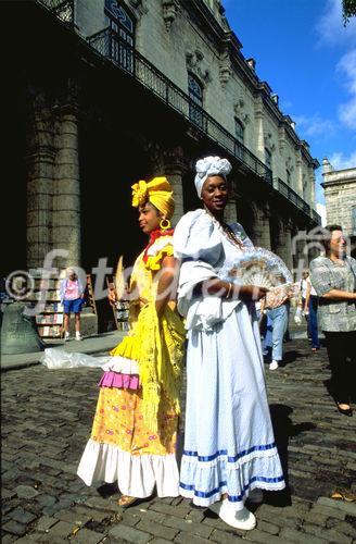 Havanna: Zwei Kubanische Frauen in  traditionellen Kostümen als Touristen-Attraktionen,  two cuban women in traditional costumes as a tourist-attraction in Havanna