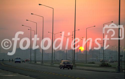 Havanna's Hauptverkehrsachse bei Sonnenuntergang. 