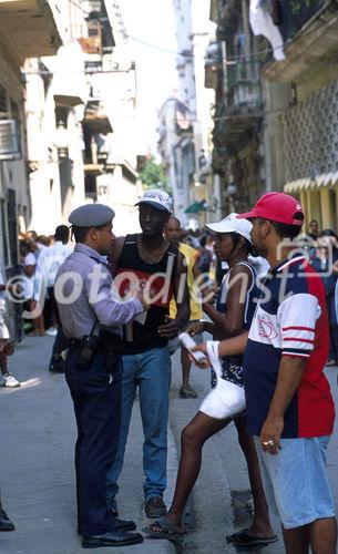 Werkschau Humanität und Nachhaltigkeit von Gerd Michael Müller: An jeder Ecke in Havanna stehen mehrere Polizisten, die streng darauf achten, dass die Einheimischen so wenig wie möglich Kontakt mit den Touristen haben. Policemen at every corner in Havanna obeing and  supressing the cuban people