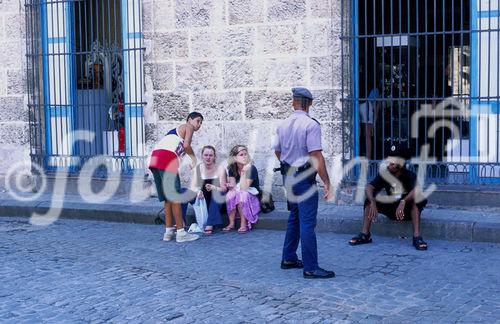 Im sozialistsischen Polizeistaat und Touristenparadies wimmelt es von Polizisten, die gnadenlos gegen Regimegegner vorgehen, die Bevölkerung unterdrücken und Kontakte mit Touristen unterbinden. In Havanna there are policemen everywhere out on the streets to surveille the cuban people all the time and to cut any suspicious contacts with tourists.