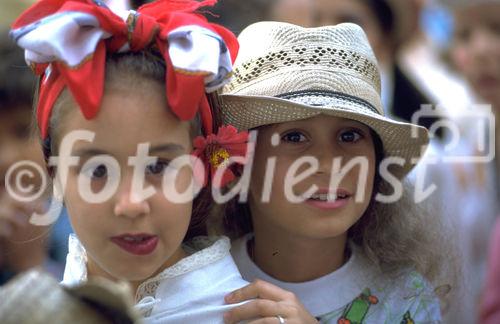 Kubanische Kinder, Mädchen und Knaben, am Nationalfeiertag José Marti: cuban school-kids, girls, boys, at the national day celebration of José MArti
