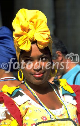 Havanna: Kubanische Frau in  traditionellem Kostüm als Touristen-Attraktion,  cuban woman in traditional costume as a tourist-attraction in Havanna