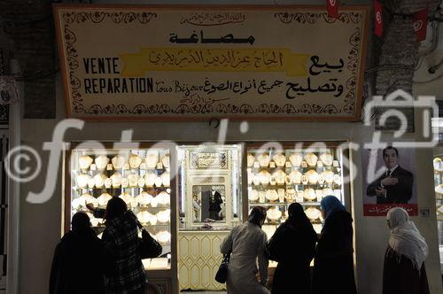 Die Auslagen und Schaufenster der Gold- und Silberschmied-Souks in der Medina von Tunis sind gut frequentiert. Auch Touristen kommen hier zu einem Schnäppchen, wenn sie gut im Verhandeln sind.