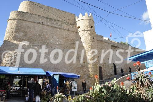 Hamamets Medina ist klein aber fein und wird von der historischen Burg überragt, in deren Schatten die Souks der Kunsthändler und Souvenierverkäufer für die Touristen bereitsstehen